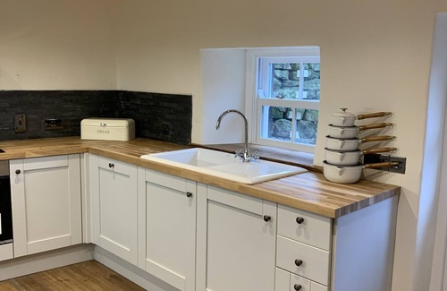 Austwick Cottage | 5 Star Cottage on The Green with Log Burner (Dog Friendly)