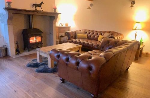 Austwick House | 5 Star Cottage on the Green with Log Burner - Dog Friendly