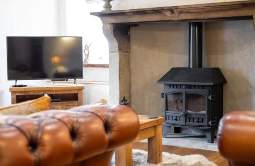 Austwick House | 5 Star Cottage on the Green with Log Burner - Dog Friendly
