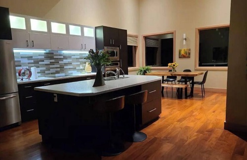 Taghum House | 5 Star Luxury-Nelson's Finest,amazing river and mountain views with Hot Tub