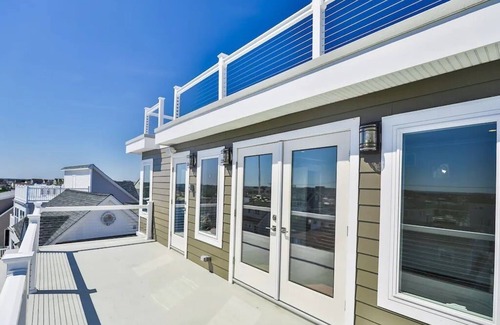 Normandy Beach House | 5 Star Luxury Waterfront Beach House-Easy Bay Access from Lagoon