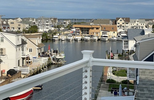 Normandy Beach House | 5 Star Luxury Waterfront Beach House-Easy Bay Access from Lagoon