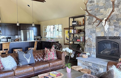 Somers Cabin | 5 Star Private Gated Luxury 3 Bedrm 2.5 Bath Estate Lodge Lake Views EV Charger
