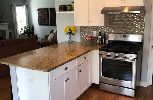 Tukwila House | 5 star reviews.Lovely and Convenient. Discounts at 7, 14, 30 days!