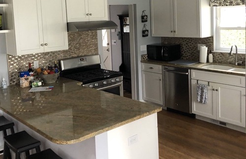 Tukwila House | 5 star reviews.Lovely and Convenient. Discounts at 7, 14, 30 days!