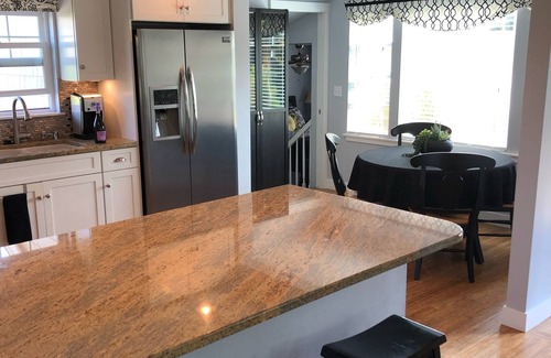 Tukwila House | 5 star reviews.Lovely and Convenient. Discounts at 7, 14, 30 days!