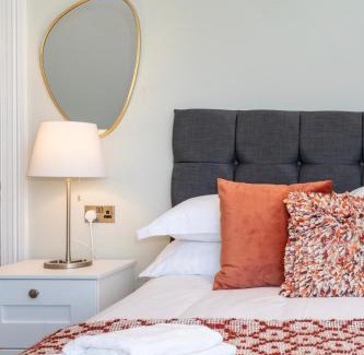 Queens Quarter Apartment | 5 Star - The Ulsterville Residences - Free On-site Parking