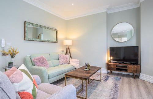 Queens Quarter Apartment | 5 Star - The Ulsterville Residences - Free On-site Parking