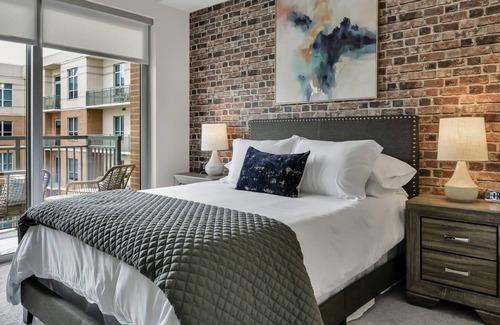 The Woodlands Apartment | 5 ★ Walking Distance to Shops & Restaurants, Lux Amenities, 2 Balconies, King Bed