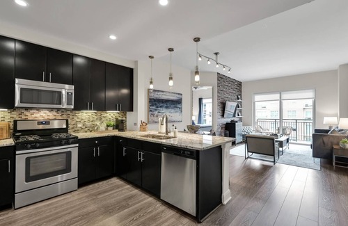 The Woodlands Apartment | 5 ★ Walking Distance to Shops & Restaurants, Lux Amenities, 2 Balconies, King Bed