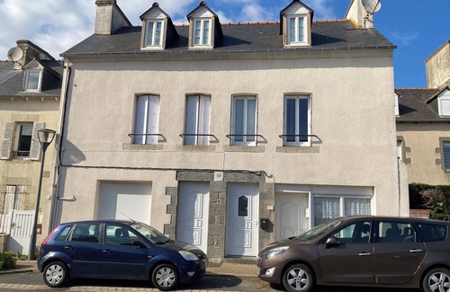 Saint-Quay-Portrieux House | 50 metres from the casino beach townhouse sleeps 8