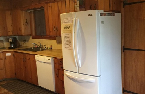 Chief Lake House | 500' Lakeshore, 2 Docks, Sand Beach, Sleeps 10, A/C, Pontoon Boat for Rent