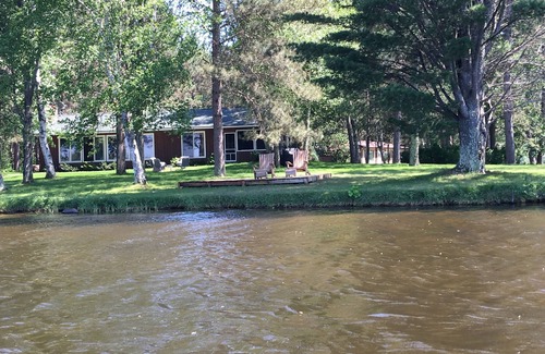 Chief Lake House | 500' Lakeshore, 2 Docks, Sand Beach, Sleeps 10, A/C, Pontoon Boat for Rent