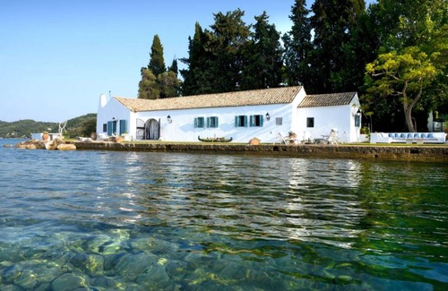 Chlomos Villa | 500 m² Villa ∙ 8 bedrooms ∙ 16 guests
