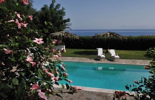 Chlomos Villa | 500 m² Villa ∙ 8 bedrooms ∙ 16 guests