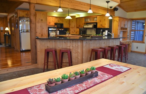 Turtle Lake Cabin | ★ 5000 SF Luxe Lakefront Home/Sports Court/Fire pit/Game Room/Fiber Internet ★