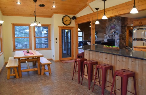 Turtle Lake Cabin | ★ 5000 SF Luxe Lakefront Home/Sports Court/Fire pit/Game Room/Fiber Internet ★