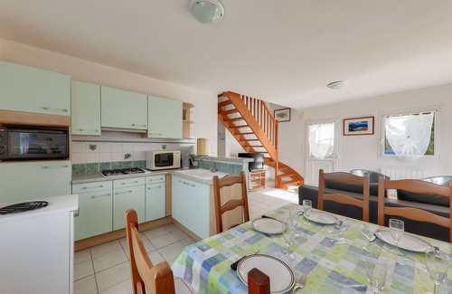 Penvins Ski Chalet | 500m from the beach, house for 6 with garden