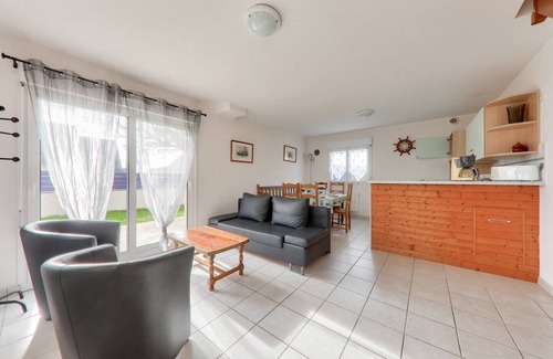Penvins Ski Chalet | 500m from the beach, house for 6 with garden