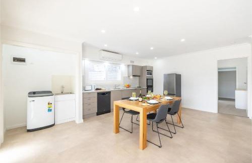 Anna Bay House | 50a Ocean Ave - air con, wi-fi 1 bedroom apartment
