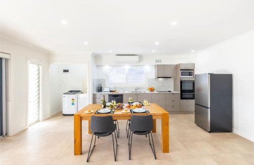 Anna Bay House | 50a Ocean Ave - air con, wi-fi 1 bedroom apartment