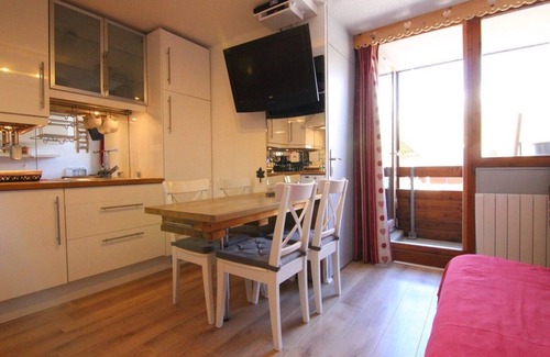 Eclose-Est Apartment | 50m from ski slopes, 2nd floor, balcony, tv, ski locker, 25m², Alpe d'Huez