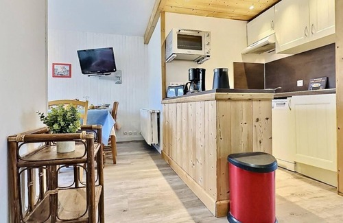 Le Lavachet Apartment | 50m from ski slopes, 2nd floor, balcony, tv, ski locker, 65m², Tignes