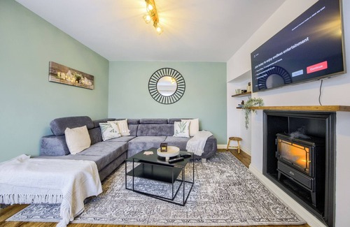 Acresford House | 53QMC Sleeps 9| Driveway |Pool Table I Parking