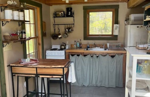 Waneta Cabin | 540-acre farm with trails, creeks, animals & nearby attractions
