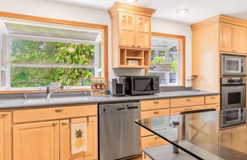 Pinehurst House | 547 Northgate · Cheerful 4b3b house in North Seattle/10 mins to UW