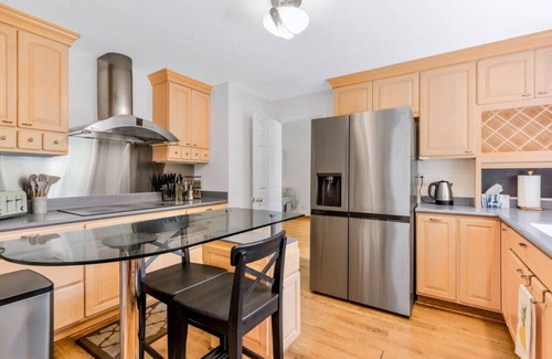 Pinehurst House | 547 Northgate · Cheerful 4b3b house in North Seattle/10 mins to UW