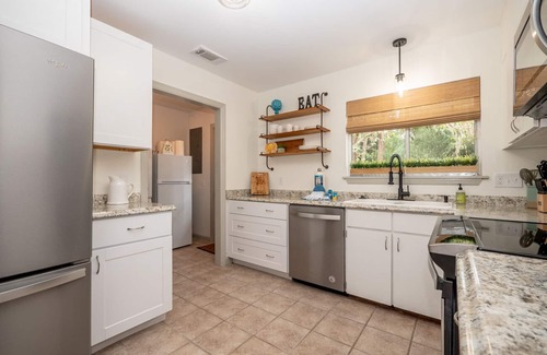 Lawton Woods House | 55 Lawton: Pet Friendly, Modern Luxury, Remodeled Sea Pines Home. Free Bikes