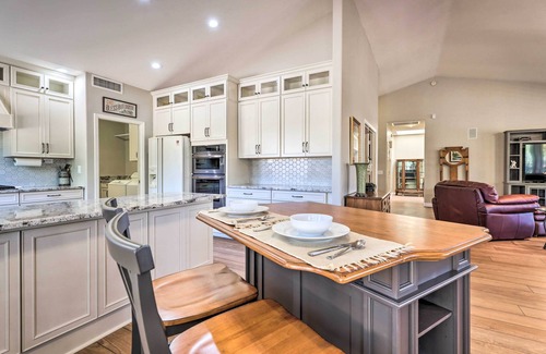 Oakwood House | 55 + Sun Lakes Casa w/Patio & Pool Access