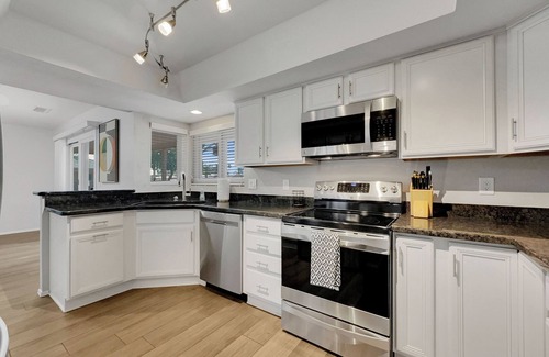 Cottonwood House | 55+ Sun Lakes Special. Newly Remodeled. Amenities Galore!