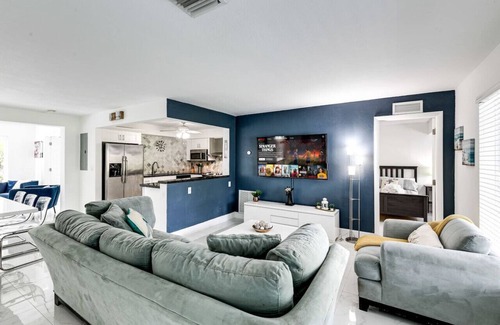 Hollywood Lakes House | 5BD House - Pool+BBQ+King beds | 3 min to beach