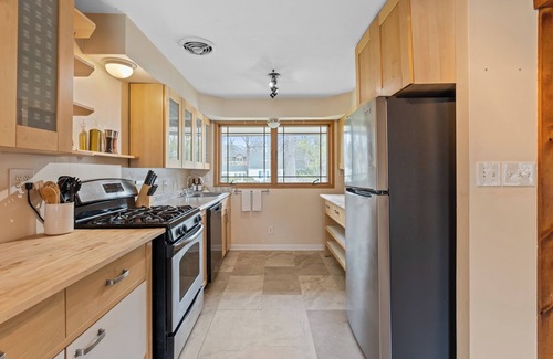 Mishawaka House | 5bd Urban Retreat: Colleges Nearby BBQ Poker Football Weekends