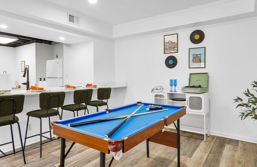 Paw Creek House | 5bd Vibrant Haven: Basketball - 10mins to Airport
