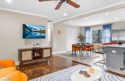 Paw Creek House | 5bd Vibrant Haven: Basketball - 10mins to Airport