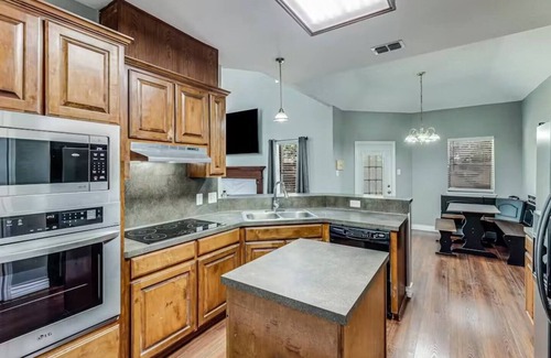 South Side House | 5BDR SpaciousFamilyGetaway+Pets OK+BBQ+LargeYard