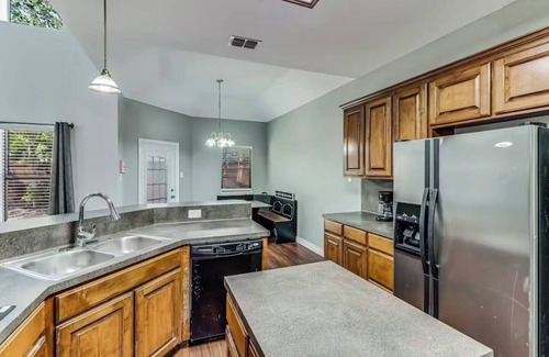 South Side House | 5BDR SpaciousFamilyGetaway+Pets OK+BBQ+LargeYard