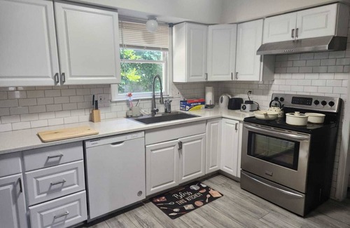 Calverton House | 5bedrooms 7 beds, Free parking, private entry,Free WI-FI Near Washington DC