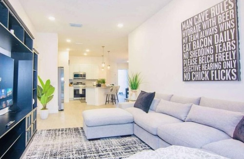 Mariner's VIllage House | “5BR/5BA Townhome w/Screened Pool & Aquarius Club – Near SeaWorld”