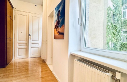 Rudolfsheim-Funfhaus Apartment | 5BR Apt. Ideal for Groups; 7- Min to Westbahnhof