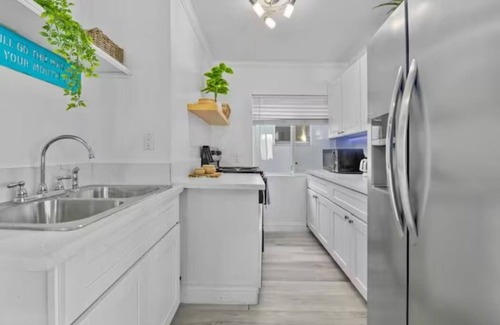 Mission Beach Apartment | 5BR Beach Retreat+Large Patio+AC Sleeps 18+by Sand