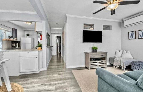 Mission Beach Apartment | 5BR Beach Retreat+Large Patio+AC Sleeps 18+by Sand