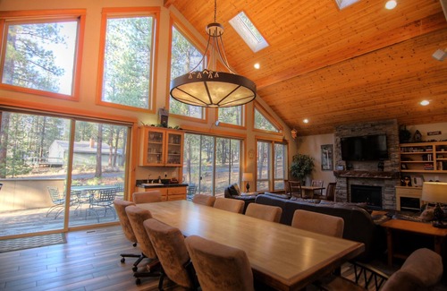 Overlook Park House | 5BR+Bunk,5.5BA,4 King,Near SHARC Pool,Hot tub,WiFi,A/C,Bikes,EV Chrg