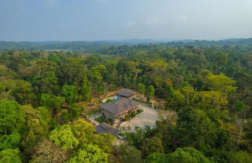 Virajpet Villa | 5BR Coffee & Mist Luxury Villa-High Speed Wifi- Comp Breakfast, Pvt Pool, and Coffee Estate Virajpet