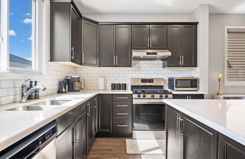 Calgary House | 5BR House » King Bed » AC » Pool Table » Garage