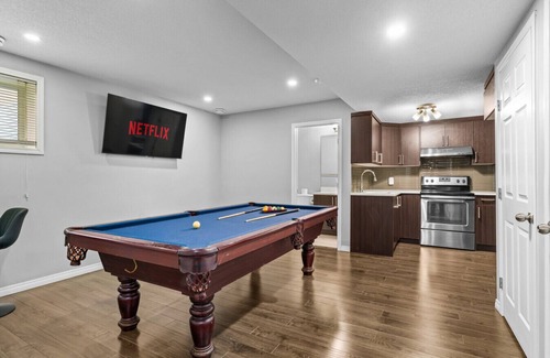 Calgary House | 5BR House » King Bed » AC » Pool Table » Garage