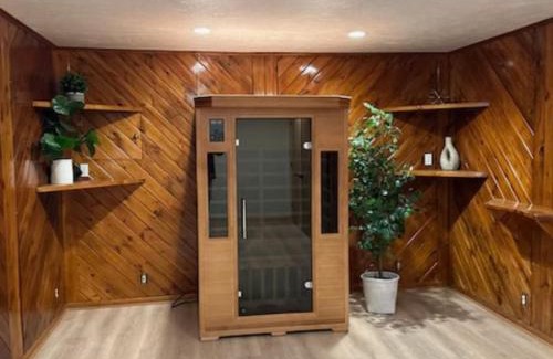 Cadillac House | 5BR Lakefront Getaway with hot tub